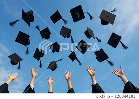 卒業式でハットトスをする学生達 126844183