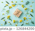 鮮やかなブルーの背景にひまわりの花束。父の日のイメージ。感謝の気持ちを表す。 126844200