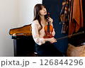 バイオリンを抱えるロングヘアの女性① 126844296