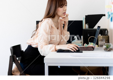 ホームページを見ている女性 126844298