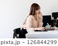 パソコンを操作している女性 126844299