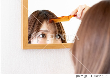 前髪を気にしている女性② 前髪を気にしている女性② 126844522