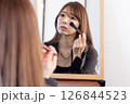セルメイクをしている女性① 126844523