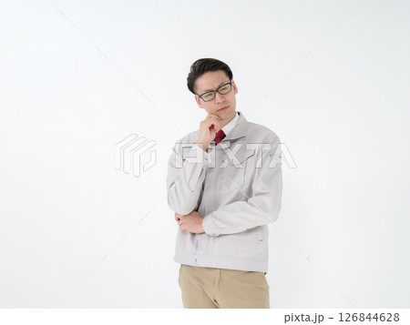 悩む作業着を着た男性 126844628