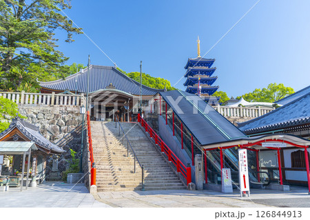 中山寺 本堂と五重塔(兵庫県宝塚市) 中山寺 本堂と五重塔(兵庫県宝塚市) 126844913