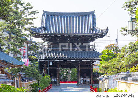 中山寺 真っ直ぐ伸びる参道と山門(兵庫県宝塚市) 中山寺 真っ直ぐ伸びる参道と山門(兵庫県宝塚市) 126844945