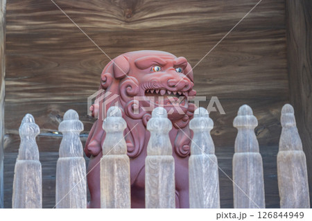 中山寺 山門に鎮座する狛犬獅子像(兵庫県宝塚市) 中山寺 山門に鎮座する狛犬獅子像(兵庫県宝塚市) 126844949