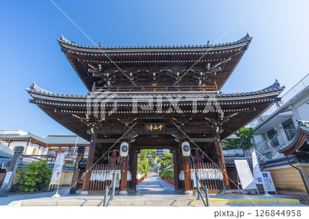中山寺　山門（兵庫県宝塚市） 126844958