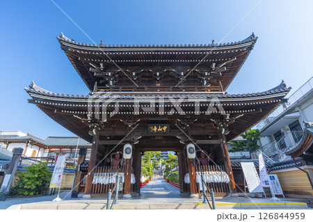 中山寺　山門（兵庫県宝塚市） 126844959