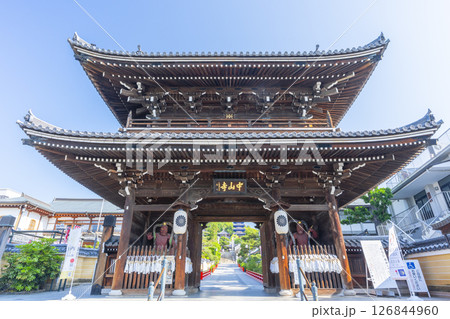 中山寺　山門（兵庫県宝塚市） 126844960
