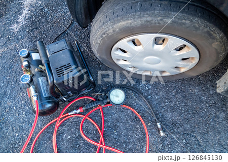 クルマのタイヤの空気入れ クルマのタイヤの空気入れ 126845130