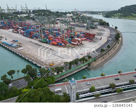海の玄関口、シンガポール港の港湾施設の空撮 126845143