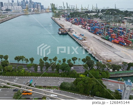 海の玄関口シンガポール港の港湾施設の空撮 126845144