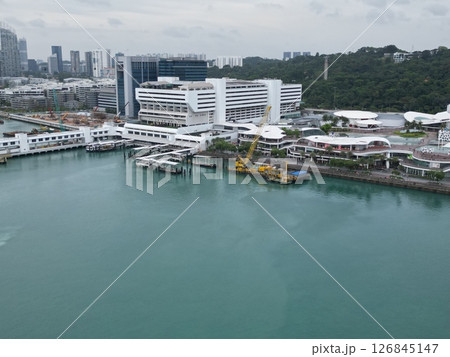 近代的なビル群が連なるシンガポール港の港湾空撮 近代的なビル群が連なるシンガポール港の港湾空撮 126845147