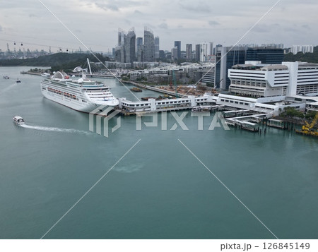 大型クルーズ船寄港地のシンガポール港の港湾空撮 大型クルーズ船寄港地のシンガポール港の港湾空撮 126845149