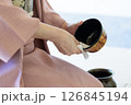 裏千家お点前で茶碗を清める所作 126845194