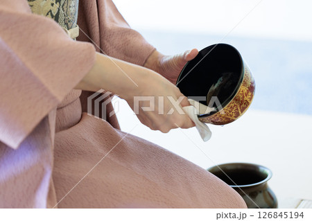 裏千家お点前で茶碗を清める所作 裏千家お点前で茶碗を清める所作 126845194