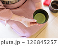抹茶を点てた茶碗を差し出す所作 126845257
