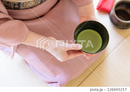 抹茶を点てた茶碗を差し出す所作 抹茶を点てた茶碗を差し出す所作 126845257
