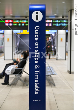 地下鉄の駅のホームにある案内板 地下鉄の駅のホームにある案内板 126845322