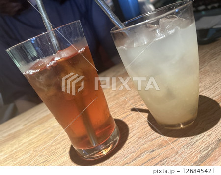 おしゃれなバーのソフトドリンク おしゃれなバーのソフトドリンク 126845421