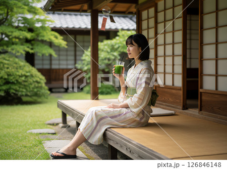 若い女性の日本茶時間と和の暮らし風景 126846148