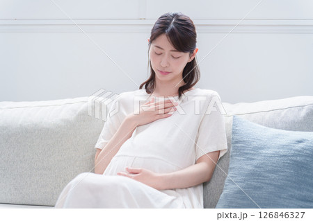 妊娠後期につわりがある若い妊婦 126846327