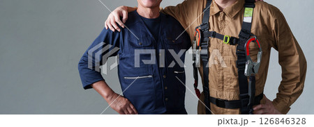 工事現場で働く作業着の男性たち 工事現場で働く作業着の男性たち 126846328