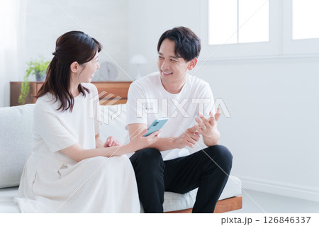 スマホを見る妊婦の妻と夫 126846337