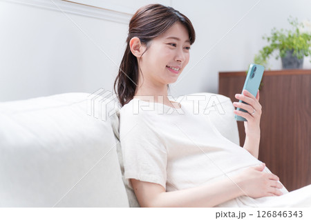スマホを使う笑顔の妊婦 126846343