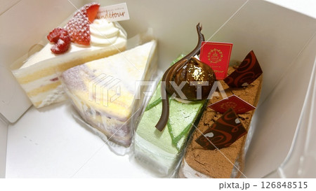 おしゃれなケーキ屋さんのケーキ おしゃれなケーキ屋さんのケーキ 126848515