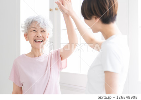 ヨガをする若い女性とシニア女性 健康イメージ ヨガをする若い女性とシニア女性 健康イメージ 126848908