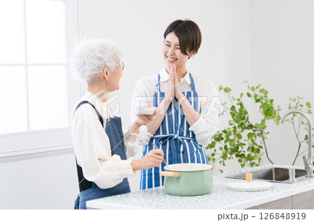 キッチンに立つ若い女性とシニア女性 料理イメージ キッチンに立つ若い女性とシニア女性 料理イメージ 126848919