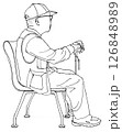 待合室で座るおじいさんのイラスト 126848989
