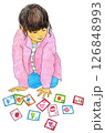カルタをする女の子のイラスト 126848993