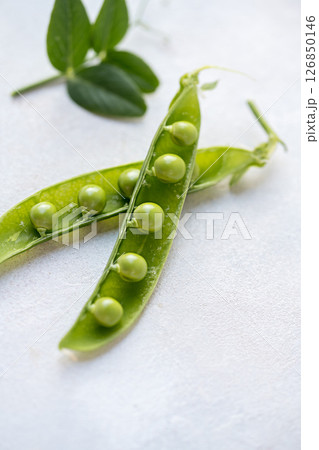 Fresh green peas on a white background, healthy snack 126850146
