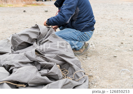 【中津川河川敷でオートキャンプ　テントをたたむ】 126850253