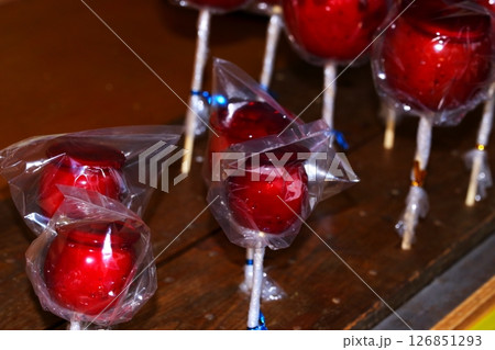 屋台に並ぶりんご飴 屋台に並ぶりんご飴 126851293