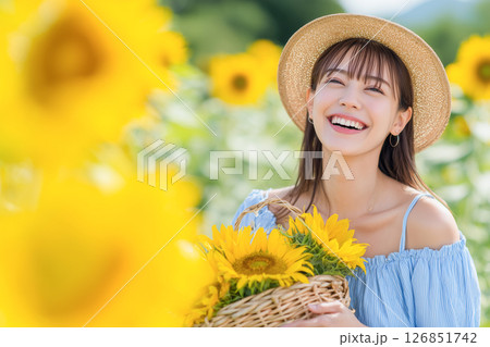 ひまわり畑と女性 126851742
