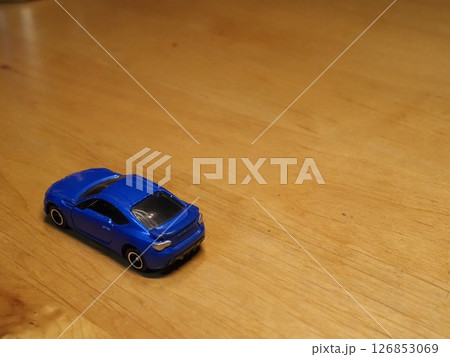 ミニカー　コピースペース　青いクルマで出かけよう　ゆったりとした時間を過ごす 126853069