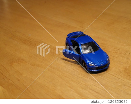 ミニカー　コピースペース　青いクルマで出かけよう　ゆったりとした時間を過ごす 126853083