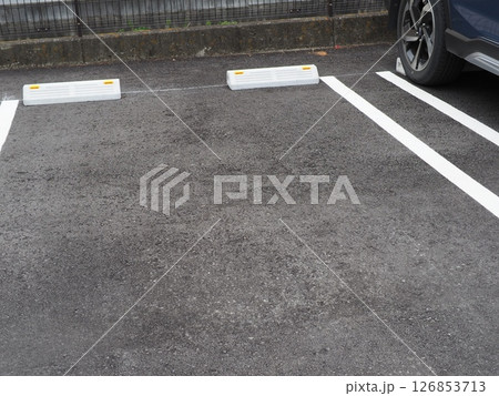路面標示のある風景 駐車場の一場面 軽自動車のスペース コピースペース 縁石も大切 路面標示のある風景 駐車場の一場面 軽自動車のスペース コピースペース 縁石も大切 126853713