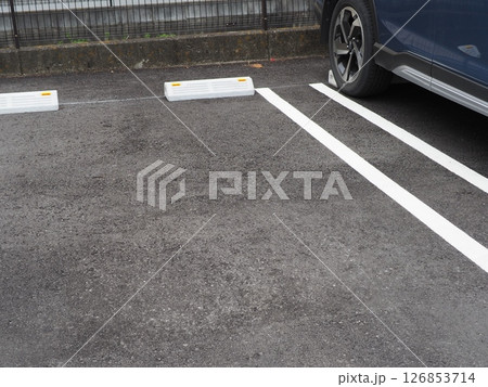路面標示のある風景　駐車場の一場面　軽自動車のスペース　コピースペース　縁石も大切 126853714