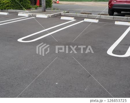 路面標示のある風景 駐車場の一場面 軽自動車のスペース コピースペース 縁石も大切 路面標示のある風景 駐車場の一場面 軽自動車のスペース コピースペース 縁石も大切 126853725