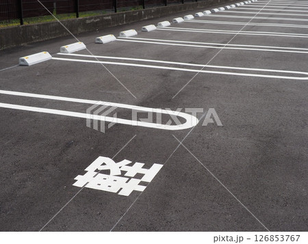 路面標示のある風景　駐車場の一場面　軽自動車のスペース　コピースペース　縁石も大切 126853767