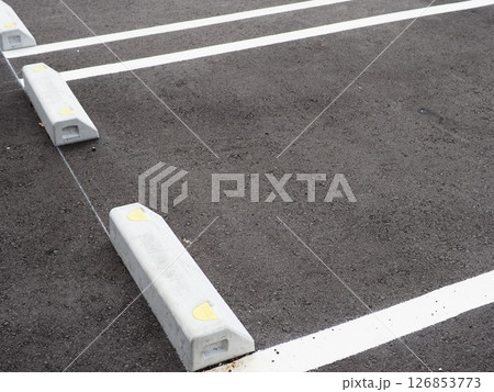 路面標示のある風景　駐車場の一場面　軽自動車のスペース　コピースペース　縁石も大切 126853773