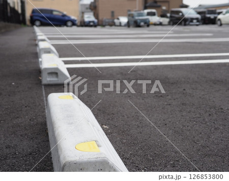 路面標示のある風景 駐車場の一場面 軽自動車のスペース コピースペース 縁石も大切 路面標示のある風景 駐車場の一場面 軽自動車のスペース コピースペース 縁石も大切 126853800