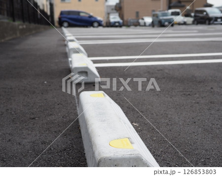 路面標示のある風景　駐車場の一場面　軽自動車のスペース　コピースペース　縁石も大切 126853803
