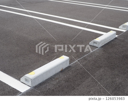 路面に描かれた影 駐車場の画像 コピースペース 青空のもとカースペースの風景を感じる。 路面に描かれた影 駐車場の画像 コピースペース 青空のもとカースペースの風景を感じる。 126853983