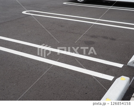 駐車場での一コマ　コピースペース　クルマの資料にピッタリ　カースペースの宣伝に使える。 126854158
